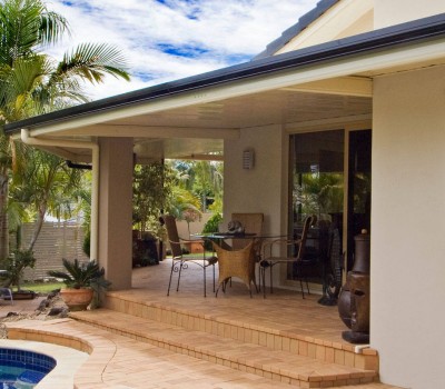 Flat roof patio integrated in courtyard